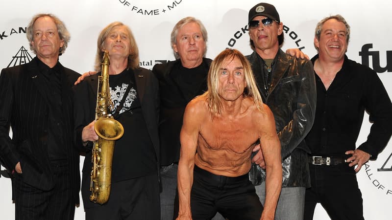 Iggy Pop, au premier plan, a rendu hommage à Scott Asheton, qui porte ici une casquette.