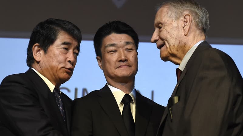 Le vétéran américain James Murphy (droite), serre la main des dirigeants de Mitsubishi Hikaru Kimura (centre) et Yukio Okamoto, au musée de la tolérance du centre Simon Wiesenthal à Los Angeles