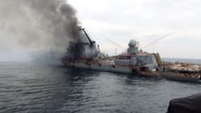 Le croiseur russe Moskva, photographié en flammes, avant de couler dans la mer Noire jeudi 14 avril 2022