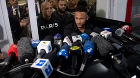 Neymar face aux journalistes