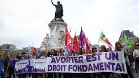 Des femmes brandissent une banderole lors d'un rassemblement en faveur du droit des femmes à l'avortement à l'occasion de la Journée internationale de l'avortement sécurisé à Paris, le 28 septembre 2023.