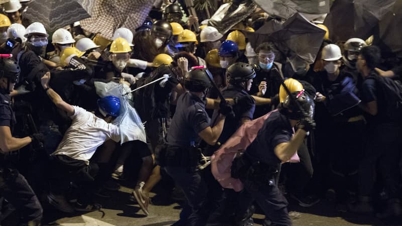 La police a chargé sur les manifestants à Hong Kong dans la nuit du 30 novembre au 1er décembre.