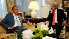 Le ministre russe des Affaires étrangères, Sergei Lavrov et le secrétaire d'Etat américain John Kerry, à Paris. La Russie estime que la fin de l'embargo de l'Union européenne sur les armes à destination de la Syrie met en péril la conférence international