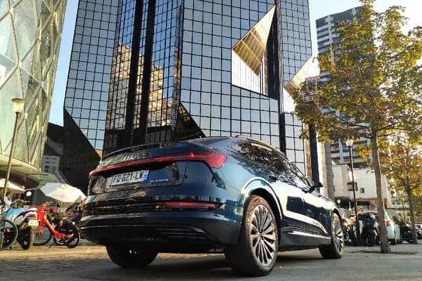 Dans la version Sportback, l'E-tron adopte une allure plus sportive. Dans la version Sportback, l'E-tron adopte une allure plus sportive.