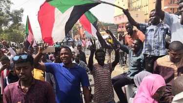 Des Soudanais en liesse à Khartoum, le 11 avril 2019.