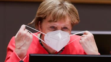 La chancelière allemande Angela Merkel vers la fin du sommet de l'UE à Bruxelles, le 21 juillet 2020