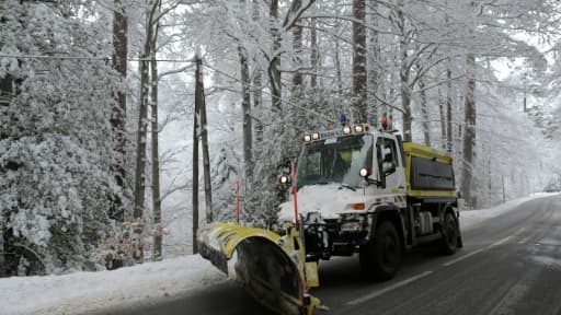 Un véhicule de déneigement sur une route près du village de Bocognano, le 15 janvier 2017 en Corse