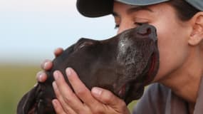 Une femme embrassant son chien. Mars 2021 à Fort Lauderdale, en Floride (États-Unis). (Photo d'illustration)