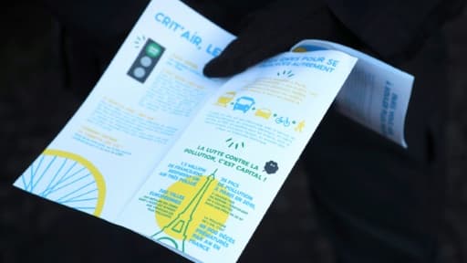 Un policier montre un dépliant sur
les "vignettes" anti-pollution, le 10 janvier 2017 à Paris Un policier montre un dépliant sur
les "vignettes" anti-pollution, le 10 janvier 2017 à Paris