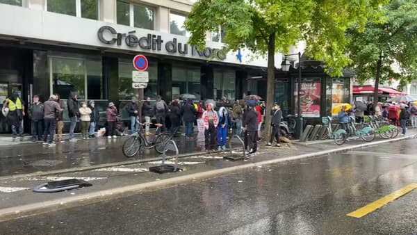 Les manifestants rassemblés au Pont-de-Neuilly à Paris. Les manifestants rassemblés au Pont-de-Neuilly à Paris.