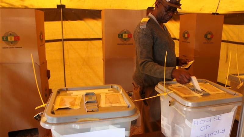 Dans un bureau de vote à Harare. La Zanu-PF, parti du président sortant Robert Mugabe, a revendiqué jeudi une large victoire à la présidentielle organisée la veille au Zimbabwe, ce que conteste le parti de son rival Morgan Tsvangirai, qui dénonce des "fra