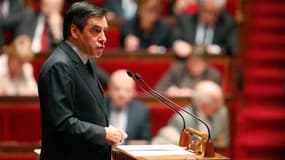 François Fillon à l'Assemblée. Le Premier ministre ne participera pas au débat de l'UMP sur la laïcité, objet d'une passe d'armes entre lui et le patron du parti Jean-François Copé. Matignon affirme que cela était prévu. /Photo prise le 22 mars 2011/REUTE