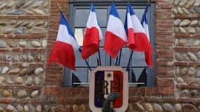 Des drapeaux tricolores pavoisent la mairie de Perpignan, le 9 mars 2020