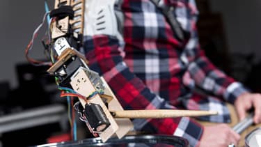 Le bras robot portable qui aide les batteurs dans leur Art !