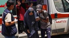 Une femme blessée est transportée à l'hôpital al-Aqsa, après qu'une école où elle s'était réfugiée a été touchée par une frappe israélienne, à Deir el-Balah, dans le centre de la bande de Gaza, le 27 juillet 2024.