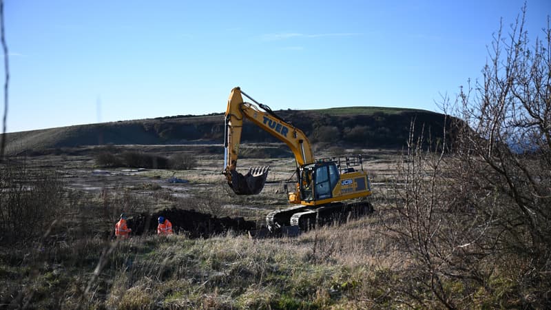 Une pelle mécanique hydraulique à l'œuvre sur le site où une mine de charbon doit être développée dans le comté de Cumbrie (Angleterre), le 8 décembre 2022. 