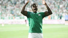 Taye Taiwo en 2013, avec le maillot de Bursaspor