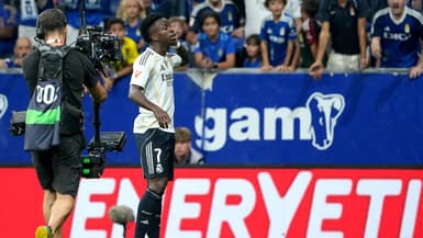 Vinicius sur la pelouse d'Oviedo avec le Real Madrid en Liga le 24 août 2025