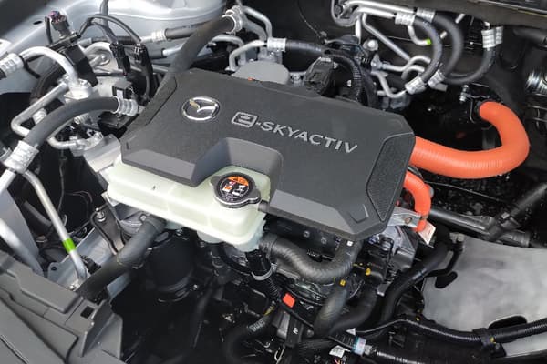 Mazda s'est basé sur une utilisation quotidienne et urbaine d'une voiture, soit quelques dizaines de kilomètres par jour. L'autonomie annoncée pour le MX-30 est donc de seulement 200 kilomètres. Mazda s'est basé sur une utilisation quotidienne et urbaine d'une voiture, soit quelques dizaines de kilomètres par jour. L'autonomie annoncée pour le MX-30 est donc de seulement 200 kilomètres.