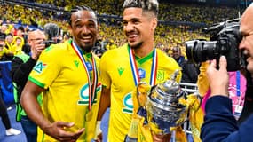 Ludovic Blas avec le trophée de la Coupe de France