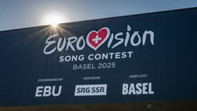 Un panneau annonçant l'édition 2025 du Concours Eurovision de la chanson est visible sur l'arène St. Jakobshalle qui accueillera l'édition 2025 du Concours Eurovision de la chanson en mai, photographiée le 30 avril 2025.