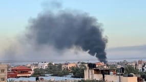 De la fumée s'élève au-dessus des bâtiments de Deir el-Balah, dans le centre de la bande de Gaza, lors d'un bombardement israélien le 10 janvier 2024.