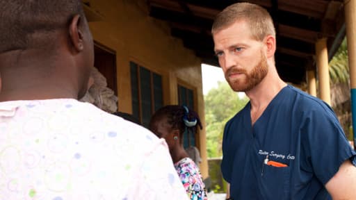 Le Docteur Kent Brantly, ici au Liberia, été rappartrié aux Etats-Unis samedi et son état de santé "paraît s'améliorer".