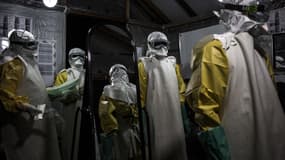 Médecins protégés par des équipements spéciaux dans une base de MSF soignant ebola, le 3 novembre 2018 à Butembo, RDC.