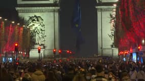 L'Arc de Triomphe, sans son drapeau français, le 31 décembre 2021.