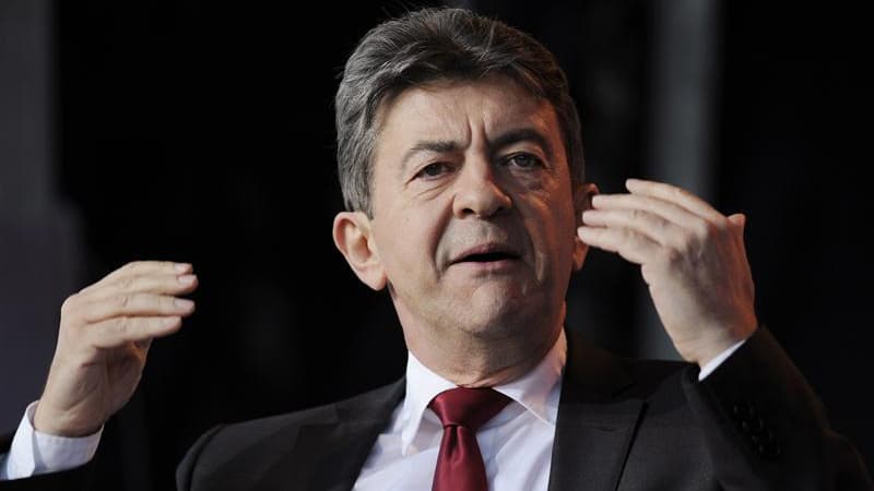 La candidat du Front de gauche à la présidentielle Jean-Luc Mélenchon a critiqué mercredi à Orléans l'idée d'un rapprochement avec le candidat centriste François Bayrou envisagé par le candidat socialiste François Hollande. "Qu'est-ce qu'un homme de gauch