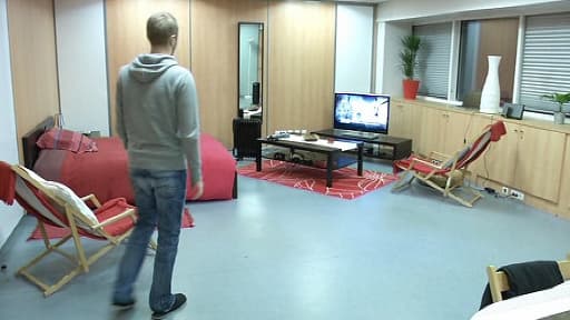 Alexis paye 200 euros mensuels pour une pièce de 35 mètres carrés, contre plus de 800 euros dans un circuit classique.