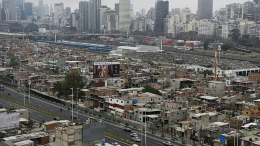 Le bidonville de la Villa 31, accolé au quartier chic de Recoleta, à l'arrière-plan, le 22 juin 2017 à Buenos Aires, en Argentine