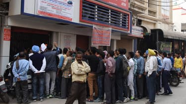 En Inde, de longues files d'attente se sont formées devant les banques pour tenter d'échanger les billets de 500 et 1.000 roupies devenus inutilisables sur décision du gouvernement