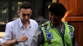 Vincent Roger Petrone escorté par la police après son procès à Bali, le 15 juillet 2013.