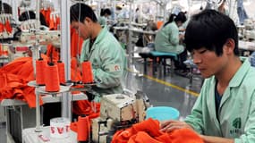 Des travailleurs font de la couture dans une usine de textiles à Bozhou, dans l’Est de la Chine.
