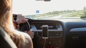 Une femme en voiture (image d'illustration)
