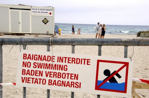 Un panneau indiquant "baignade interdite" le 26 août 2009 sur la plage des Salins sur la commune de Saint-Tropez.