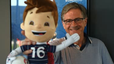 Erik Berchet-Moguet présente "Super Victor", la mascotte de l'Euro 2016 dont il est le créateur.