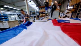 Les ventes du drapeau tricolore ont "plus que doublé" après les attaques qui ont fait 130 morts, selon l'entreprise Doublet, leader européen de la fabrication de drapeaux, implantée à Avelin, dans le Nord.