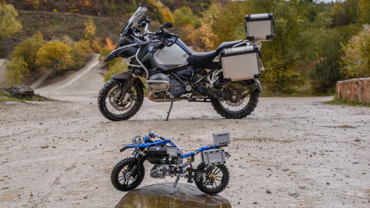 La R 1200 GS Adventure et sa version en LEGO Technic. La R 1200 GS Adventure et sa version en LEGO Technic.