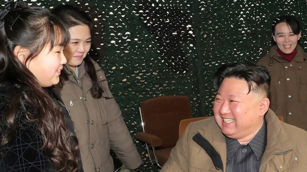 Kim Jong Un au moment du lancement du missile à combustible solide, le 13 avril 2023