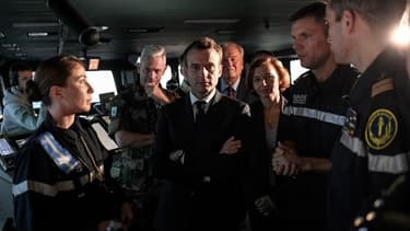 Emmanuel Macron, sur le Charles de Gaulle, quelques instants avant son intervention télévisée.