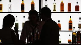 Les députés français ont adopté jeudi, dans le cadre du projet de loi de financement de la Sécurité sociale pour 2012, l'article qui prévoit une augmentation des taxes sur les alcools. /Photo d'archives/REUTERS/Régis Duvignau
