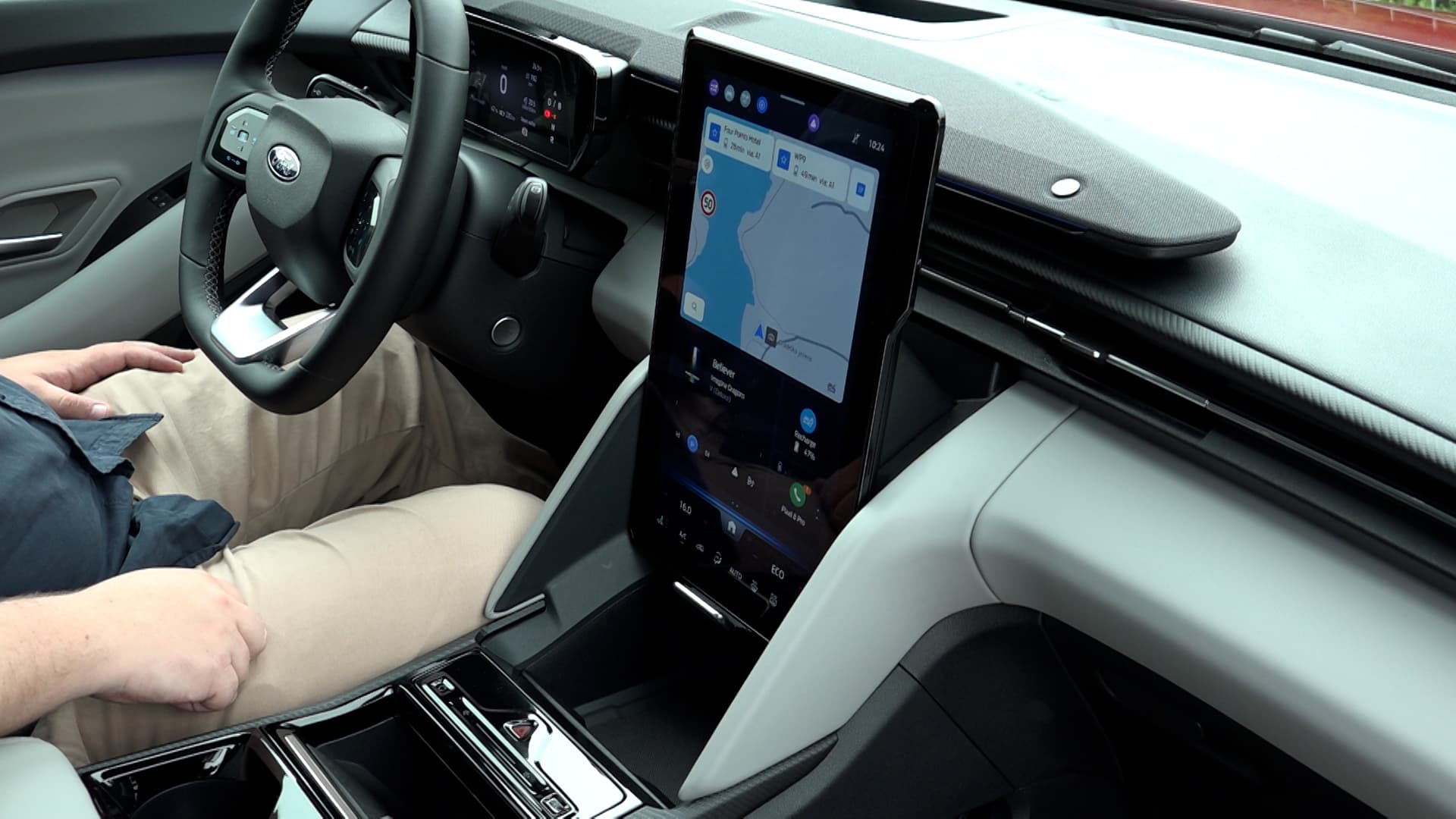 L'écran tactile du Ford Explorer peut coulisser sur 30° avec un espace de rangement auquel on peut accéder. 