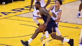 LeBron James tente de déborder Steph Curry