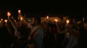 Bougies à la main, ils commémorent les victimes de la fusillade au Texas