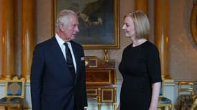 Le roi Charles III et la Première ministre britannique Liz Truss, lors de leur première réunion à Buckingham Palace, le 9 septembre 2022.