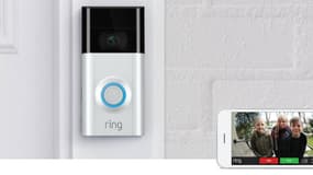 Les sonnettes connectées de Ring ont une caméra de vidéosurveillance qui renvoient les images sur un smatphone. 