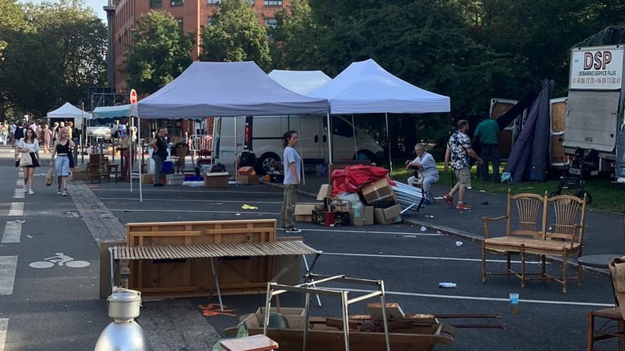 Les stands sont remballés petit à petit à la Braderie de Lille Les stands sont remballés petit à petit à la Braderie de Lille