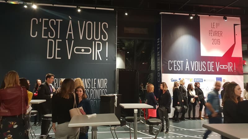 Les candidats ont passé leur entretien dans une salle plongée dans le noir